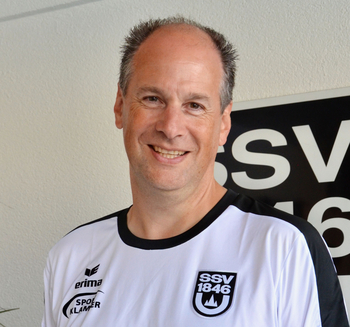 Leitung Kindersportschule lächelnd im Trikot mit SSV 1846-Logo