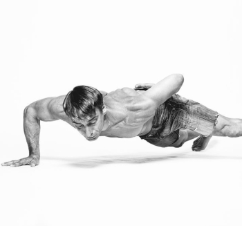 Athletiktrainer im DTB Aerobiczentrum Süd in einarmiger Liegestützhaltung