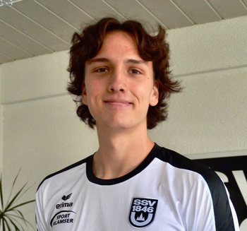Trainer Kindersportschule lächelnder junger Mann in Trikot mit SSV 1846 Wappen