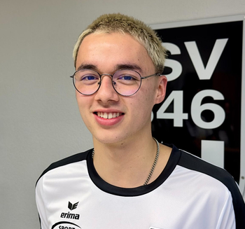 FSJ im Sport 2025/2026, lächelnd mit runder Brille und Vereinslogo