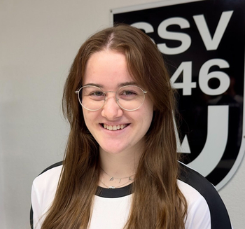 Ansprechperson Praktikum 2025/2026, lächelnd mit Brille, Vereinslogo im Hintergrund