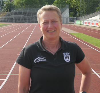 Lächelnde Person mit SSV 1846 Polo auf Laufbahn